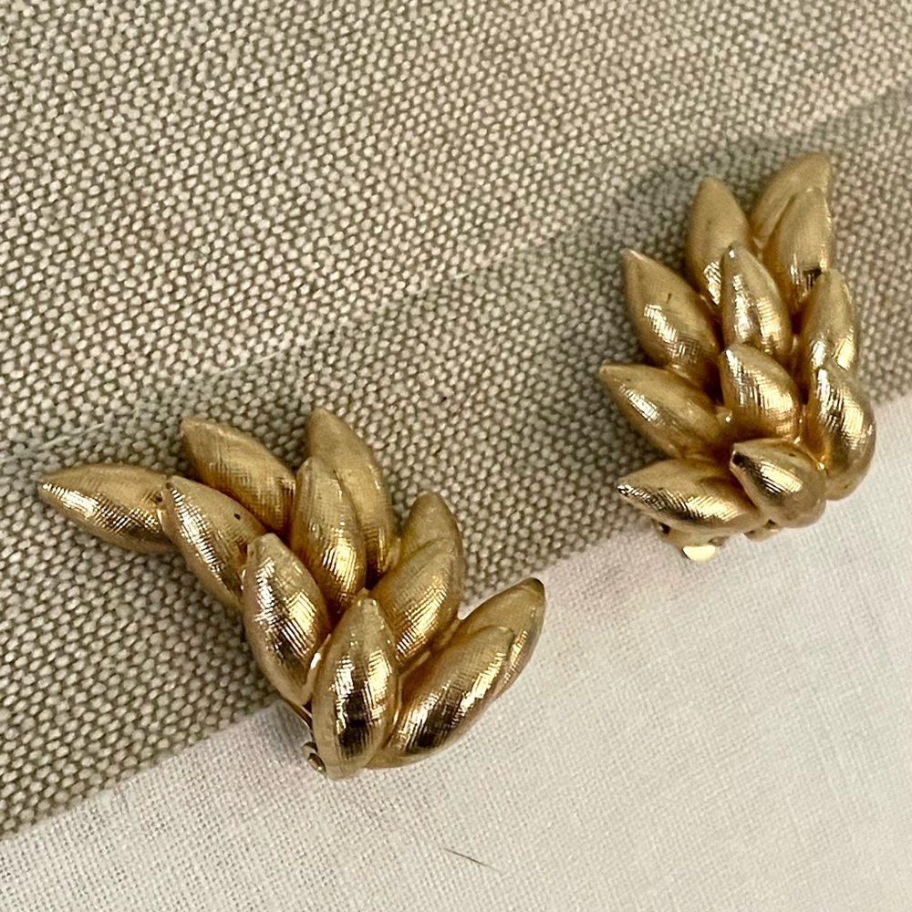 Vintage goldtone clip on earrings